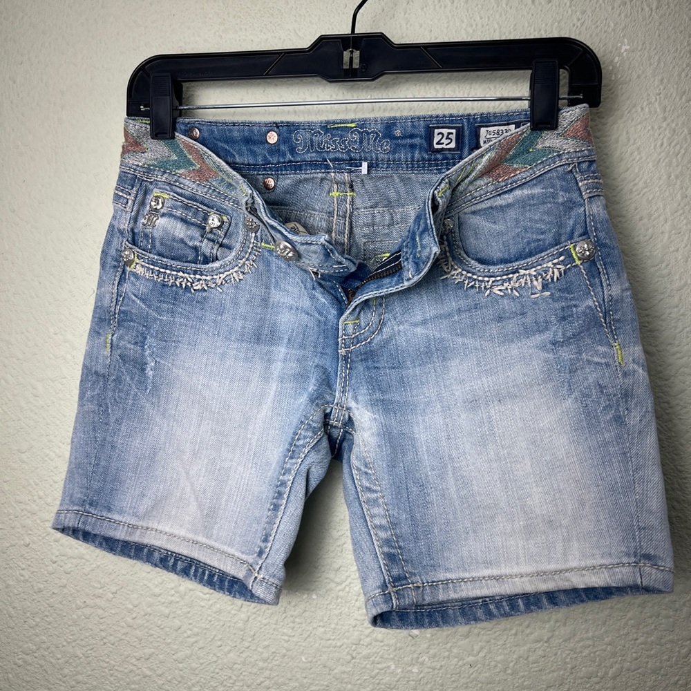 Miss Me Jeans Shorts Low Rise Arrow Embroidered Light Denim Mid 25 - Picture 3 of 11